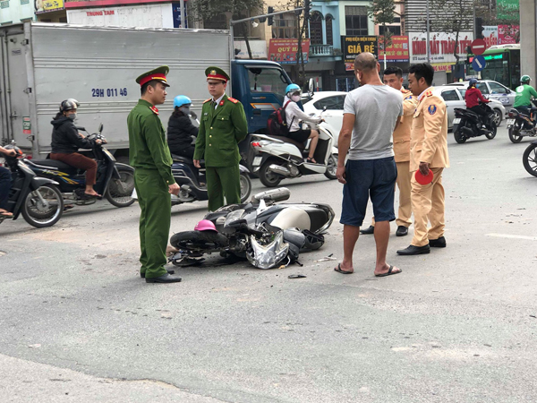 Hà Nội: Xe bồn lao nhanh húc văng 3 xe máy, đâm đuôi xe cẩu mới chịu dừng lại khiến 4 người bị thương