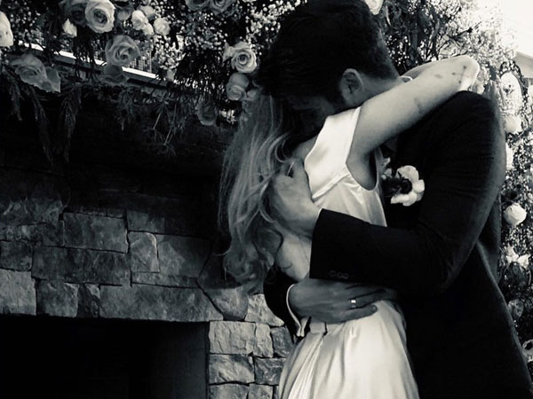 Miley Cyrus tung ảnh cưới đẹp miễn chê, gián tiếp khẳng định đã chính thức kết hôn với Liam Hemsworth