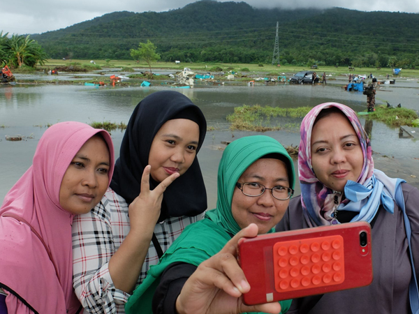 Một số người Indonesia trở về vùng sóng thần tàn phá để chụp ảnh tự sướng: 'Cảnh hoang tàn mới được nhiều like'