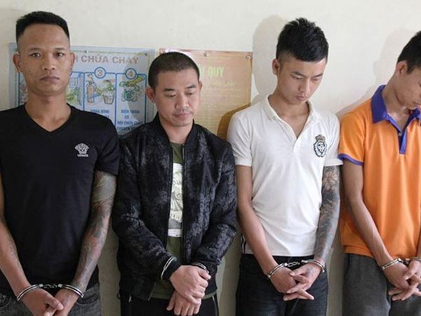 Nhóm thanh niên dùng trứng thối trộn dầu nhớt đòi nợ ở TP Vinh