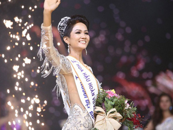 Tạo kỳ tích tại Miss Universe với da nâu tóc tém, nhưng H'Hen Niê nhiều lần dìm nhan sắc bằng kiểu tóc xấu khó cưỡng