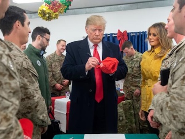Trump có thể khiến binh sĩ tại Iraq vi phạm quy tắc vì chiếc mũ ký tặng