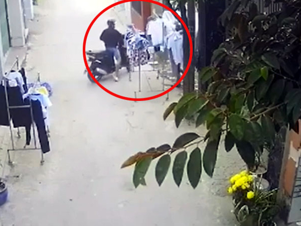 Video dị: 2 thanh niên đi xe SH dừng xe, rút trộm quần áo đang phơi