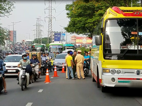 Vợ thiếu uý công an mang thai hơn 5 tháng nhập viện sau va chạm với xe khách