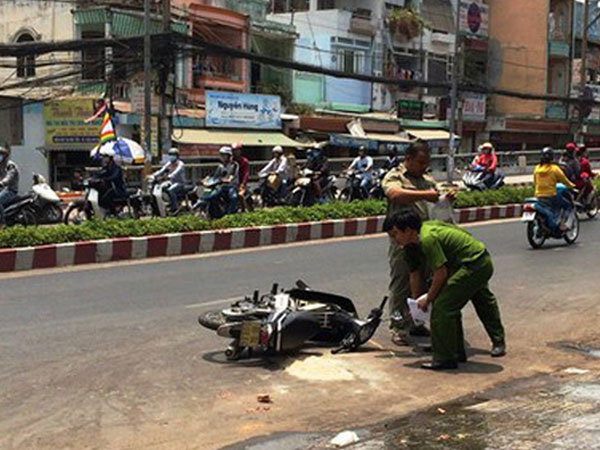 Cô gái bị tạt axít hỏng 2 mắt trên đường phố Sài Gòn