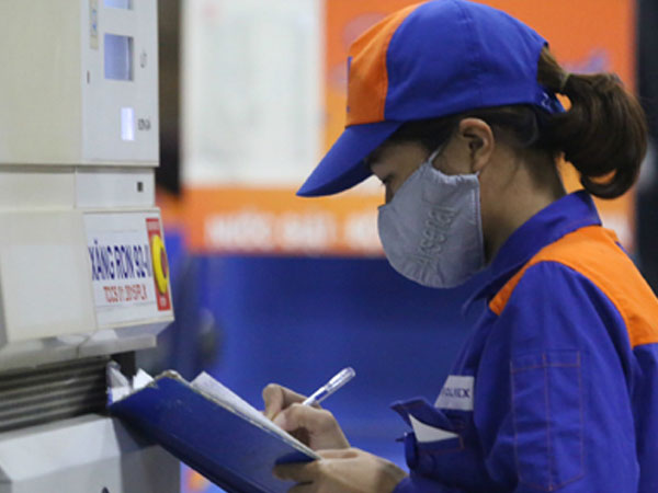 Doanh nghiệp muốn giá xăng điều chỉnh cùng ngày tăng thuế môi trường