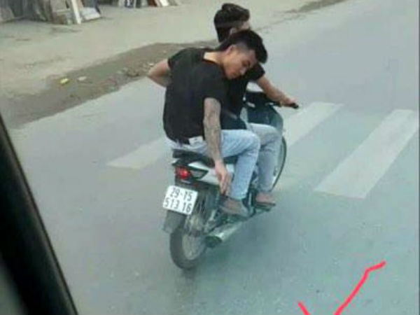 Hà Nội: Xác minh thông tin 2 thanh niên đi xe máy rải đinh trước đầu ô tô