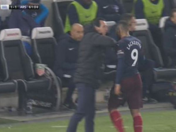 Hành xử kiểu 'bất cần đời', 'bom tấn' từ chối bắt tay HLV Arsenal