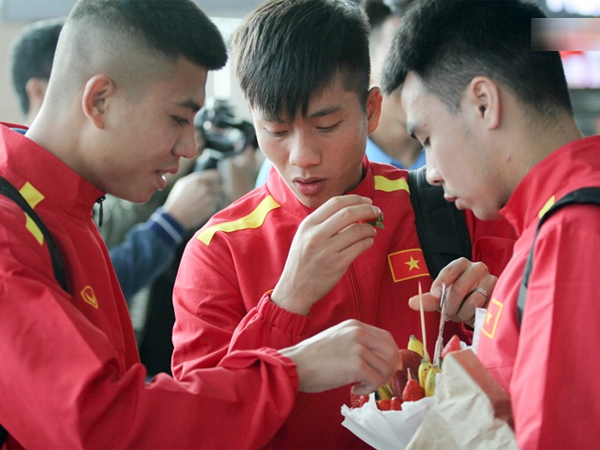 'Hoàng tử bánh gấu' Đức Huy ngẩn tò te vì bị đồng đội 'xâu xé' đồ ăn fan tặng tại sân bay