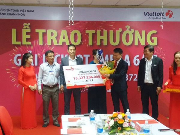 Người phụ nữ đeo mặt 'Transformer' nhận 13,3 tỷ đồng Vietlott