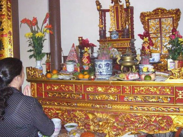 Tuyệt đối không được làm việc này với đồ thờ cũ kẻo gia đình phải gánh hạn nặng, của cải võ cánh bay đi