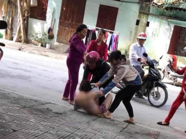 Xôn xao hình ảnh 2 mẹ con cùng đi đánh ghen, lột đồ cô nhân tình bất chấp can ngăn: 'Thương nó, ai thương con tôi!'