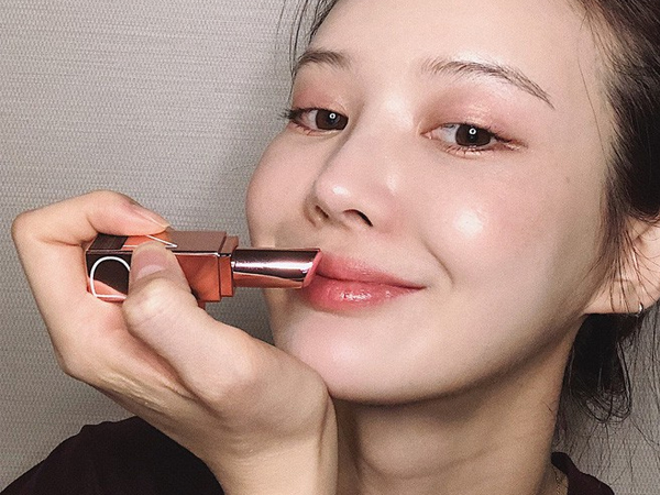 10 món mỹ phẩm phải-mua của năm 2018: tất cả đều lung linh hết cỡ, thú vị nhất là cây son 'cứ đánh lên là có người tán'