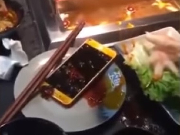 Cô gái Trung Quốc thẳng tay ném điện thoại của người yêu vào nồi lẩu
