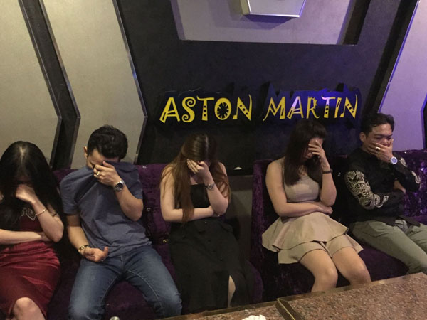 Dân chơi sử dụng ma túy ở quán karaoke hối lộ cảnh sát hòng thoát thân