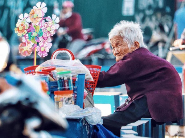 Hình ảnh cụ bà lưng còng gục đầu bên gánh hàng rong giữa ngã tư Hà Nội khiến nhiều người xót xa