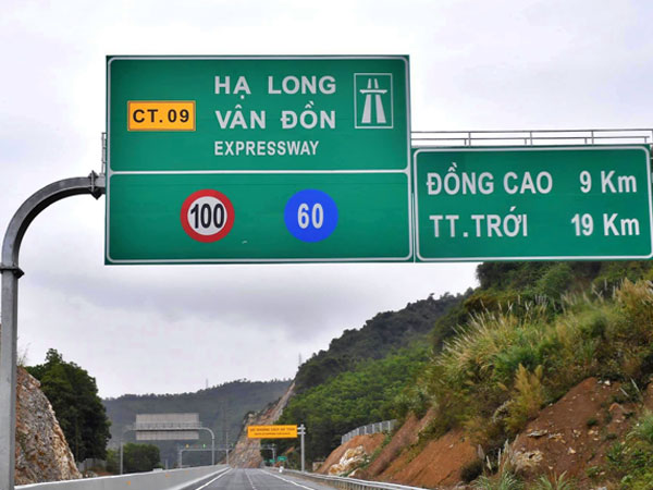 180 công nhân viên đứng vẫy chào đoàn khách dự lễ thông tuyến cao tốc Hạ Long - Vân Đồn trị giá gần 12.000 tỷ đồng