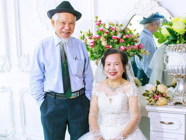 Cụ ông, cụ bà chụp ảnh kỷ niệm đám cưới vàng và câu chuyện tình yêu hơn 50 năm khiến biết bao bạn trẻ ghen tị