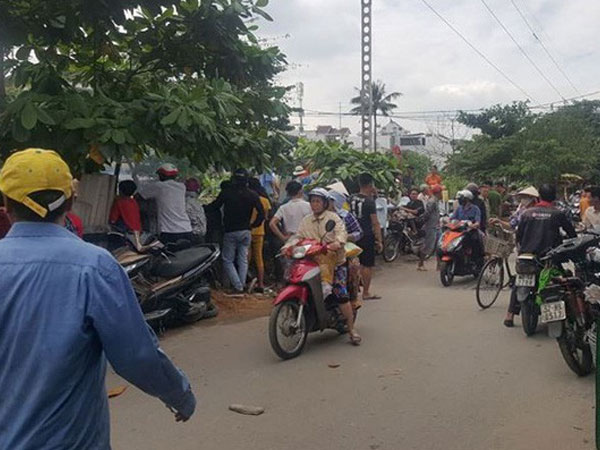 Để lại xe máy, người phụ nữ lao vào tàu hỏa tự sát ở Sài Gòn