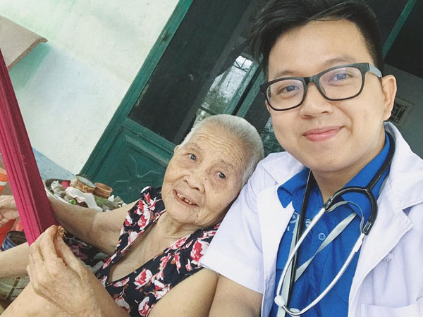 Đi khám bệnh, bà ngoại 'ủ mưu' mai mối cháu gái 27 chưa chịu lấy chồng cho chàng bác sĩ dễ thương