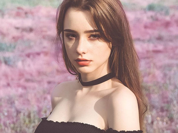 Hot girl Nga có hơn một triệu fan trên mạng vì xinh như búp bê