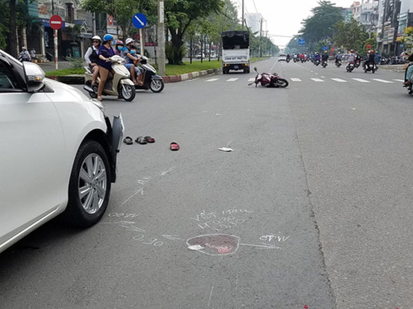 TP. HCM: Xe máy va chạm với xe đi rước dâu, 2 người nguy kịch