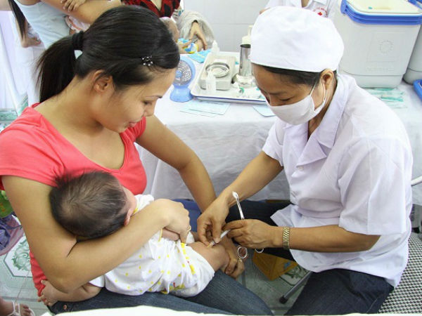 Hàng chục trẻ phải nhập viện sau khi tiêm vắc xin ComBE Five