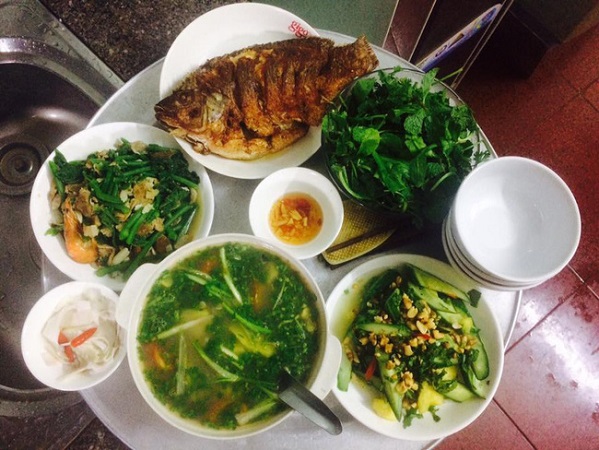 Nghỉ lễ làm mâm cơm đầy ắp món ngon mà chồng chê rồi bỏ đi, mẹ trẻ bất lực thở dài: Chiều chồng khó lắm