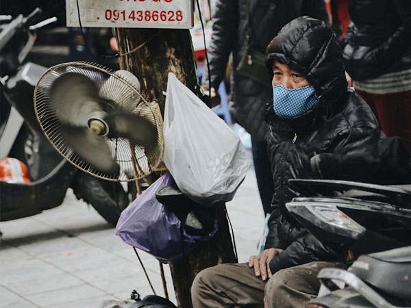 Người lao động 'cắn răng' mưu sinh giữa trời giá rét 11 độ C ở Hà Nội