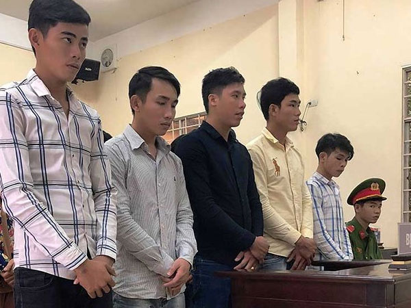 Trả tự do cho 9 bị cáo ngay tại tòa