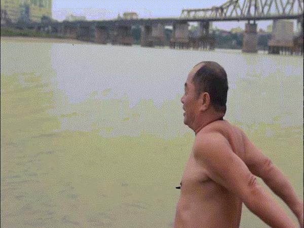 Video: Rét 'cắt da thịt', người Hà Nội vẫn ra sông Hồng tắm 'tất niên'