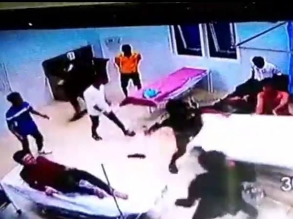 Xông vào trụ sở xã đập phá, truy sát người