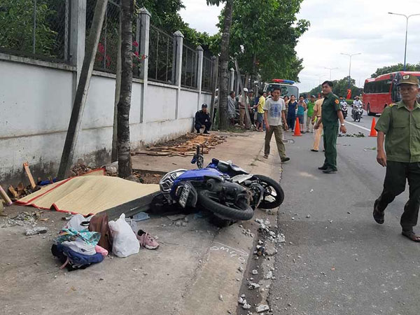 Đón con chơi lễ, người mẹ trẻ tông vào trụ cây xanh tử vong