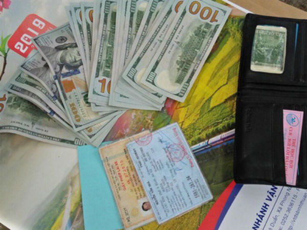 Một hành khách bỏ quên 3.000 USD trên tàu hỏa ngày cuối năm