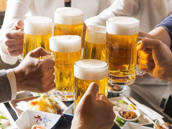 Nên ăn gì trước và trong khi uống rượu bia?