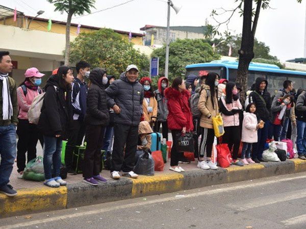 Người dân khăn áo kín mít, tay xách nách mang trở lại Thủ đô sau kỳ nghỉ Tết Dương lịch kéo dài 4 ngày