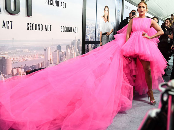 Những bộ cánh nóng bỏng nhất của ngôi sao 50 tuổi Jennifer Lopez