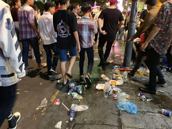 Rác ngập phố đi bộ Nguyễn Huệ sau màn bắn pháo hoa chào năm mới 2019