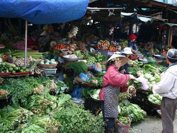 Thịt lợn, rau xanh chợ Hà Nội tăng giá chóng mặt vì mưa rét
