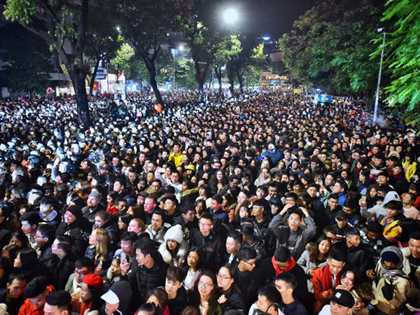 Video Dòng người đồng thanh đếm ngược chào năm 2019