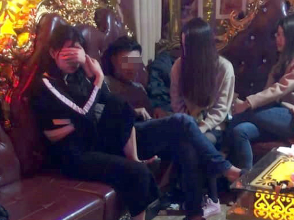 6 cô gái 'bay lắc' trong quán karaoke sau tiệc tất niên