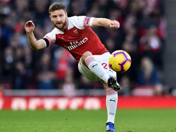 Cuộc khủng hoảng hàng thủ thêm trầm trọng với Arsenal
