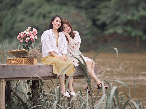 Hai hot girl nổi tiếng Thái Lan trông trái dấu vẫn chơi thân với nhau