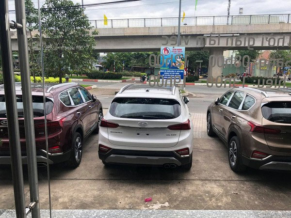 Hyundai Santa Fe 2019 ồ ạt về đại lý trước ngày ra mắt: Xe nhiều nhưng vẫn kênh giá 100 triệu đồng