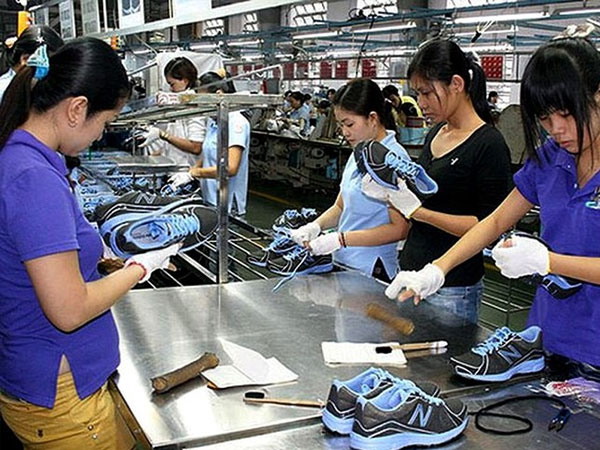 Khoảng 1 tỉ đôi giày được làm tại Việt Nam với giá 15 USD/đôi