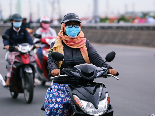 Người Sài Gòn co ro vì trời se lạnh, mưa phùn trong ngày đầu đi làm sau kỳ nghỉ Tết Dương lịch 2019