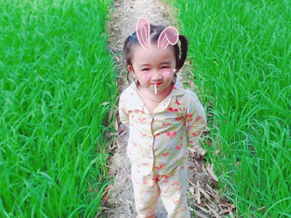 Phút trước còn ngậm kẹo tung tăng giữa cánh đồng, phút sau đã lấm lem bùn đất, em bé khiến MXH cười không ngớt