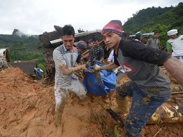 Sạt lở đêm giao thừa ở Indonesia: 9 người chết, hàng chục người mất tích