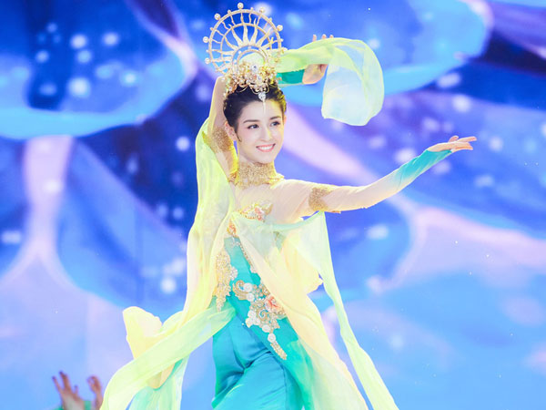 'Tiên nữ' Tân Cương nhảy múa trong đêm hội năm mới