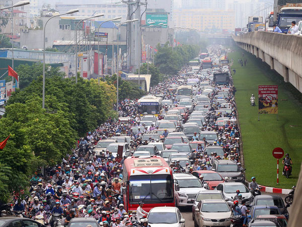 Video - Ảnh: Hà Nội xén 8 km dải phân cách vành đai 3 để chống ùn tắc